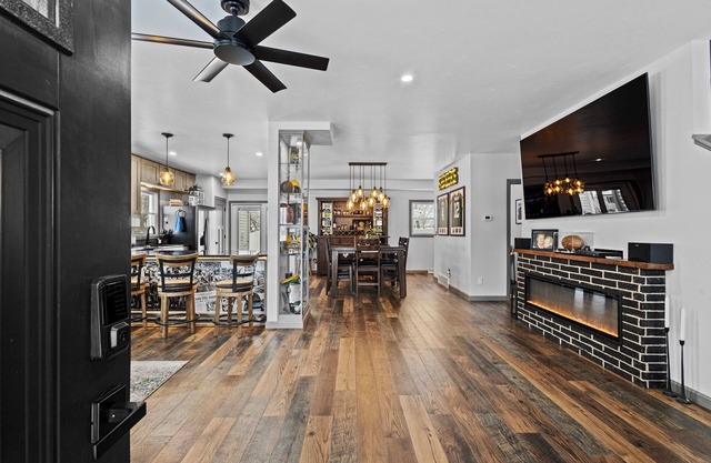 Lambeau Legends I - Brand new 4 bedroom, 2.5 bath 0.3 miles to Lambeau Field!