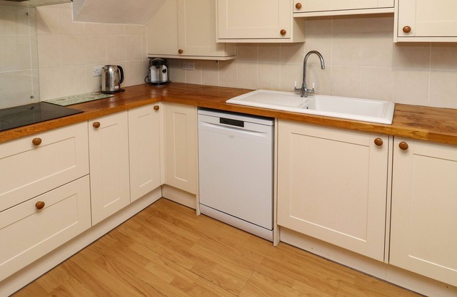 LAMORNA, character holiday cottage, with open fire in Mullion