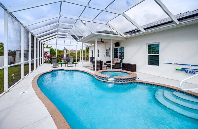 Lanai, Private Pool: Lehigh Acres Home