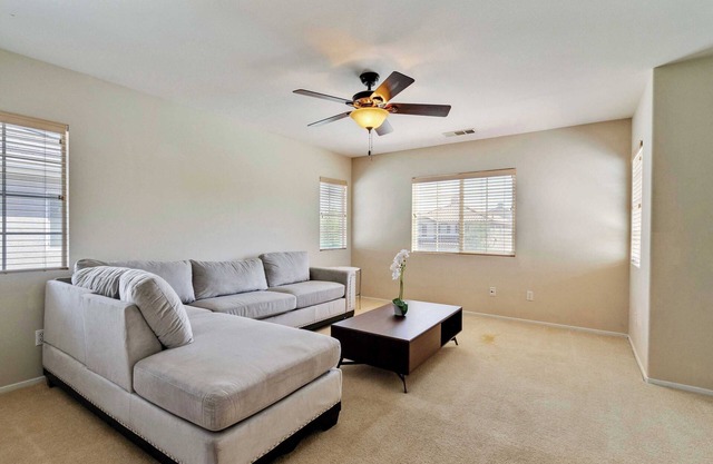 Lancaster 4BR Gem｜Bright & Renovated｜Open Concept Living｜Generous Backyard#41390