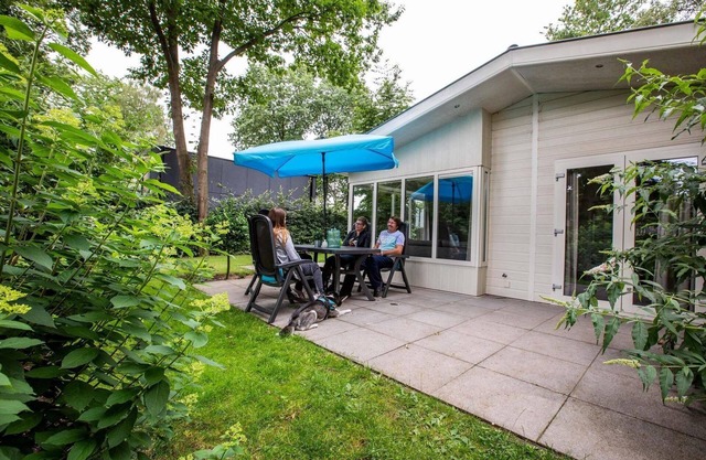 ✓ Landhuis at Recreatiepark het Esmeer ✓ Holiday home for 4 persons ✓ Located in Aalst (Gelderland) ✓ Waterside holiday park ✓ Book directly through the park
