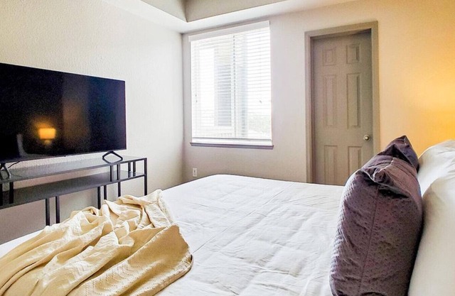 Landing at Mile 44 Apartments - 2 Bedrooms in Downtown Denver