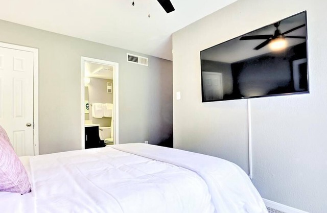 Landing at The Edison Apartments - 1 Bedroom in Briar Forest