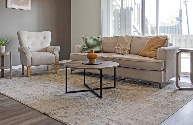 Landing | Modern 2BD, Pool, Gym