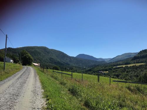 Landlig idyll med fjordutsikt