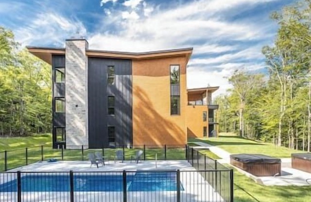 Landmarks #113, Spa & Pool