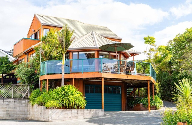 Langs Retreat - Large, sunny beach house one row back from Langs beach