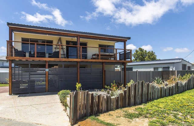 Lano Beach House - Unwind at Lano Beach House