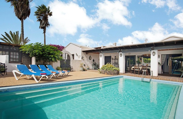 Lanzarote Rural Villa "Casa Albryna Lanzarote" with Mountain View, Pool & Garden