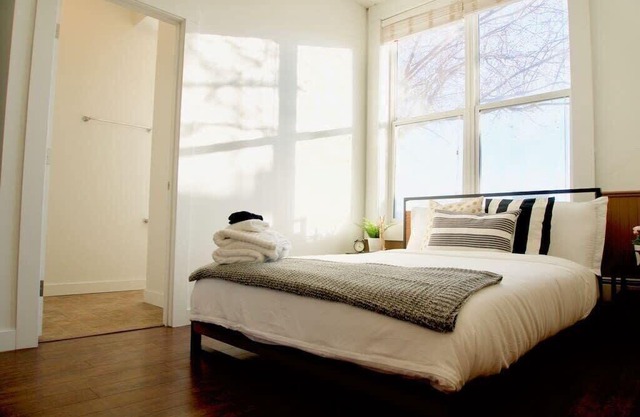 Large 1-Bdrm Condo, Downtown, Parking, 4k Smart TV, WiFi