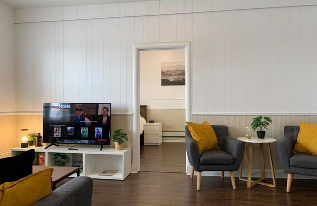 Large 1-bedroom Condo l Downtown l WiFi & Smart TV