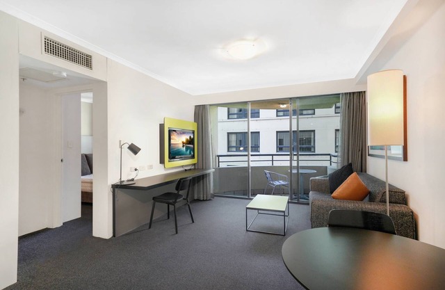LARGE 1 BEDROOM UNIT + CAR SPACE PARRAMATTA CBD