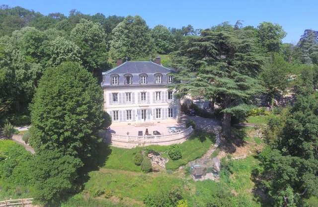 Large 150m2 apartment at Château des Roches 15 minutes from Lyon