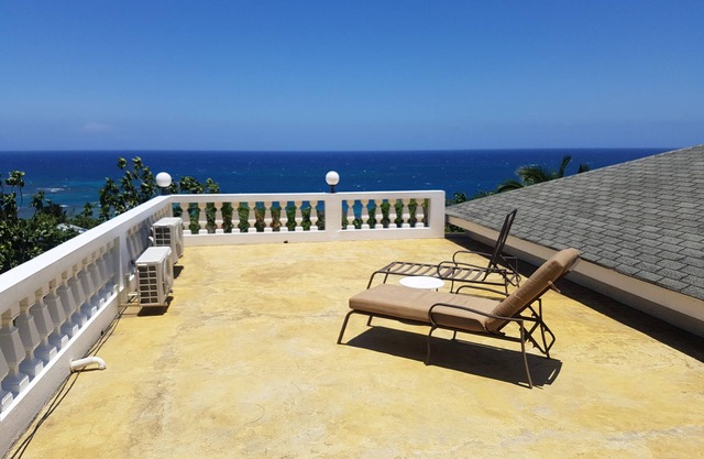 Large 3 bed apt nr Montego Bay, fabulous views from sea facing roof terrace.