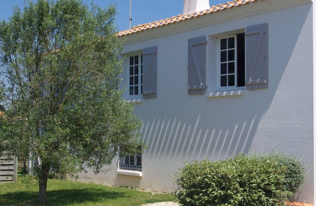 Large 3-bedroom house, sleeps 6, quiet, beach, hiking.