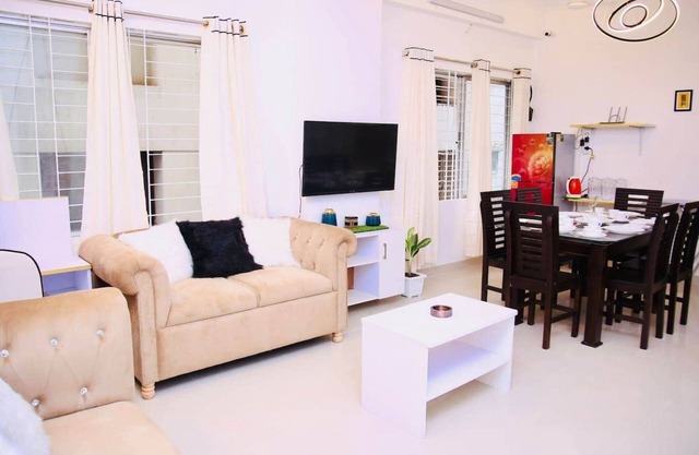 Large 4 Bedroom Flat with Balcony & 3 Full Bathroom