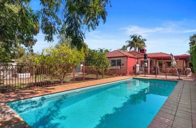 Large 4-bedroom house with In ground pool in Mulwala with AC