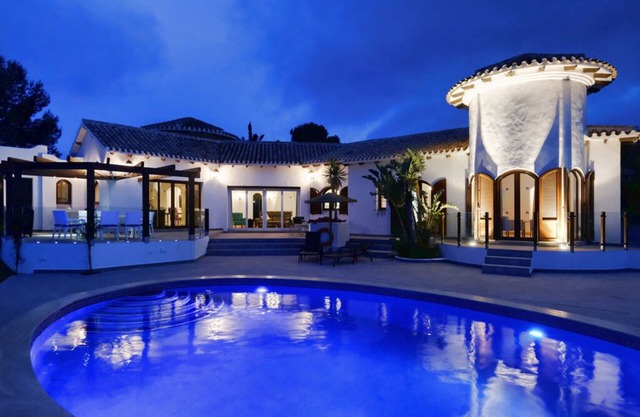 Large 4 Bedroom Villa With Pool overlooking golf course. Private secluded garden