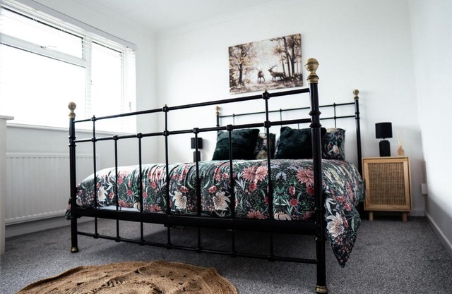 Large 4 BedroomProperty driveway and 3 bathrooms