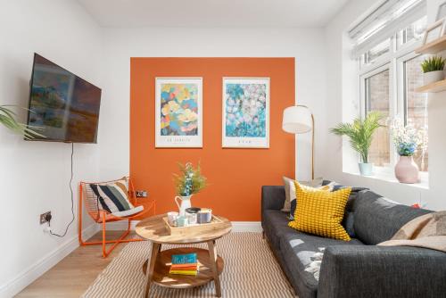 Large 4BR Contractor-Friendly House - Sleeps 10 - Free parking - North London