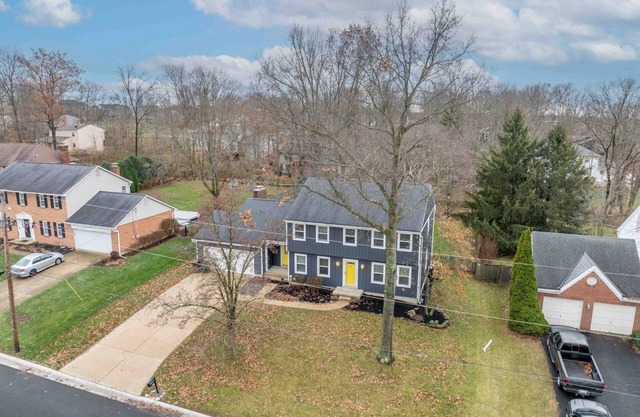 Large 5-bedroom house with WiFi and AC in welcoming neighborhood. Sleeps 12!