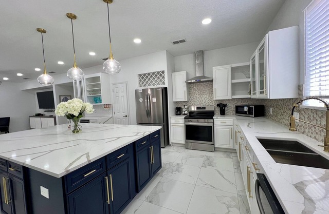LARGE 6-bedroom pool home 12mi from DISNEY