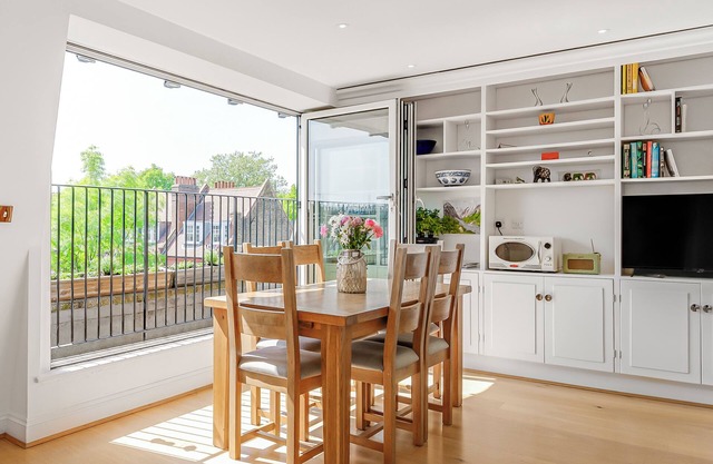 Large and Bright Victorian Townhouse with rapid transport links all over London