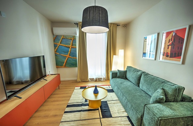 Large and stylish 1 bedroom 2 bathrooms AGER1-1