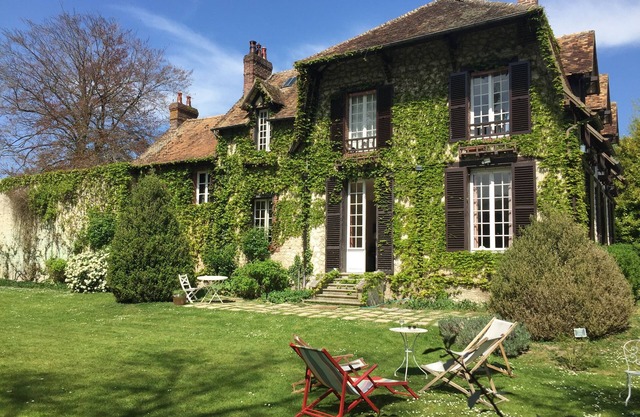 Large Anglo-Norman family house with swimming pool on the banks of the Seine