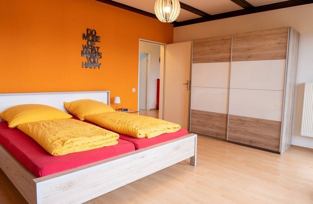 Large apartment, 3 bedrooms, quiet, close to the city center, south-facing balcony, free parking spaces