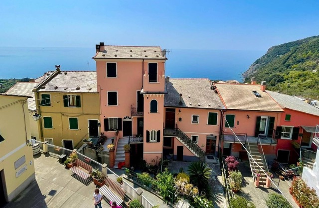 Large apartment with terrace overlooking the sea locality Setta