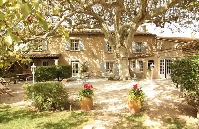 Large authentic mas of charm on 2 hectares with swimming pool near Avignon