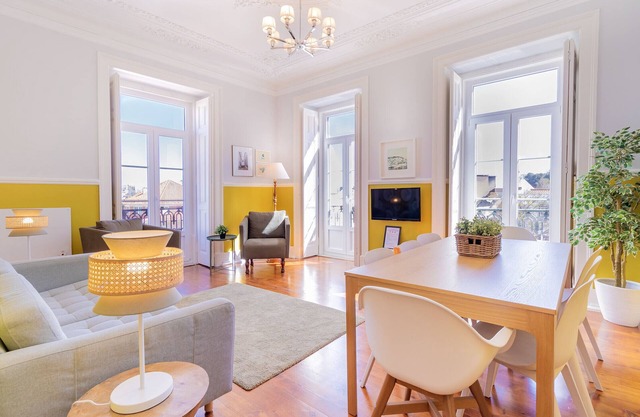 Large Bairro Alto 2E up to 22guests by Central Hill