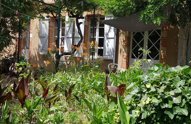 Large bedroom (3 + 1 baby) & Dining area in a country village -