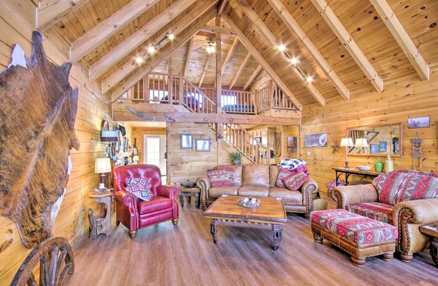 Large Cabin w/Deck Overlooking Norfork Lake!