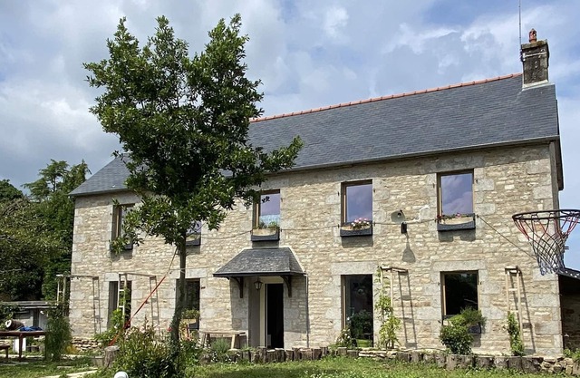 Large character house (4-11 people)