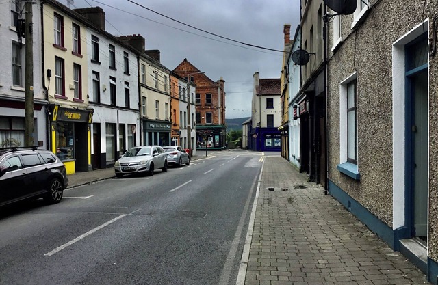 Large Character Townhouse TIPPERARY Town Centre shops nearby sleep ONLY 9 People