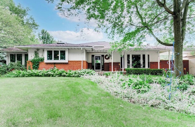 Large Charming Home w/Pool & Deck ~5 miles to UMICH!