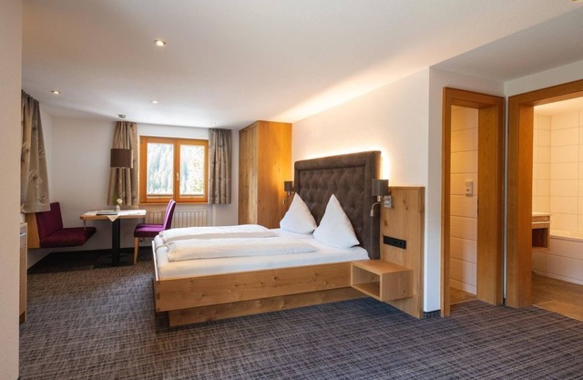 Large comfort double room with balcony - Hotel Restaurant Alpenblume