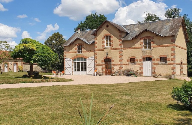 Large, comfortable house in a green setting (sleeps 12)
