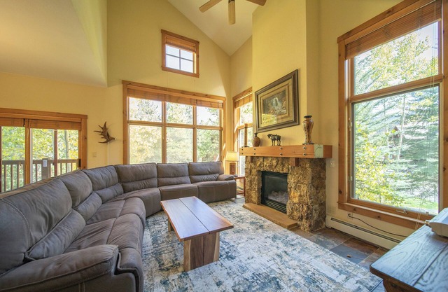 Large Condo with private parking & onsite hot tub