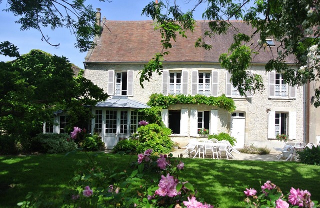 Large cottage with garden between Caen and the sea, near the landing beaches