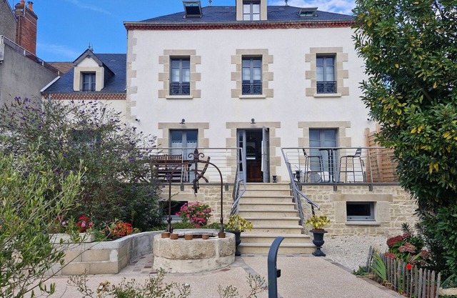 Large Cottage with Canal View, Near Town Center, Pet-Friendly Room Available