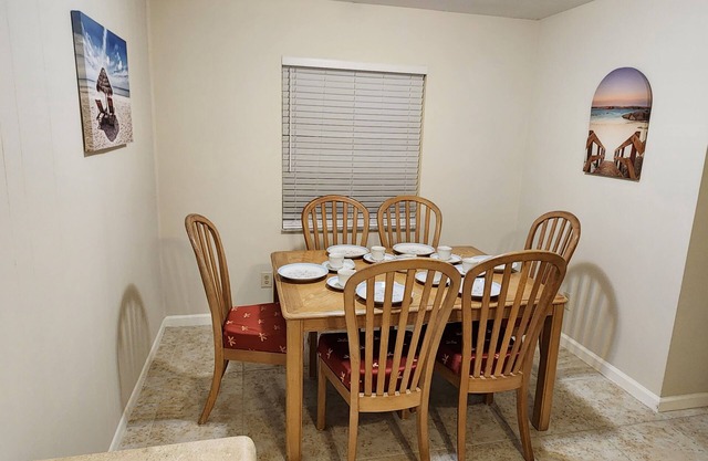 Large, cozy and convenient king bed 1/1 + office/den villa - 1 mile from beach!