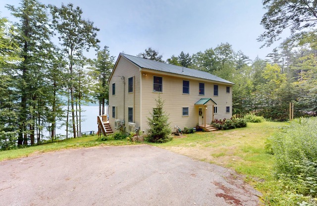 Large dog-friendly home on Manning Lake with deck, lake views, dock, 4 kayaks