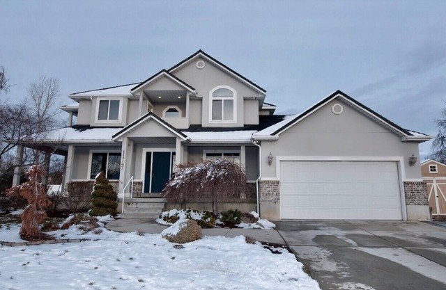 Large executive home, upscale area w/HotTub, sleeps 20+ Close to all ski areas
