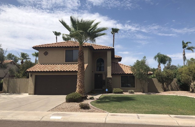 Large family home, prime location w/private pool/spa, free WiFi/cable/Netflix!
