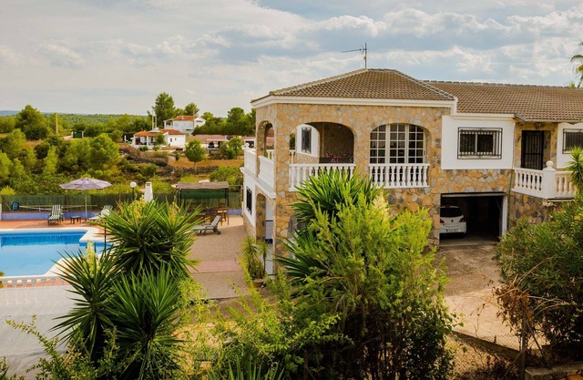 Large Family Villa: private pool, near lake & beach - Sleeps 10