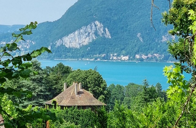 Large family villa with pool and jacuzzi close to the lake