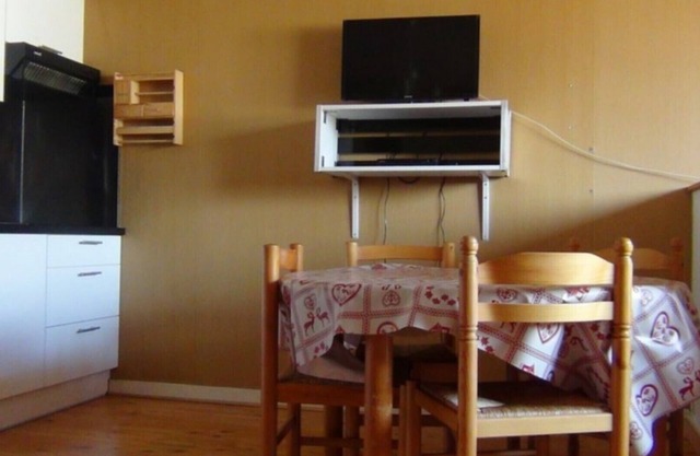 Large first floor studio in a peaceful building: no smoking, pets not allowed
